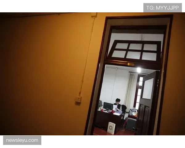 刷到廖秋云下班照，她手里的包看着像能付我半年房租