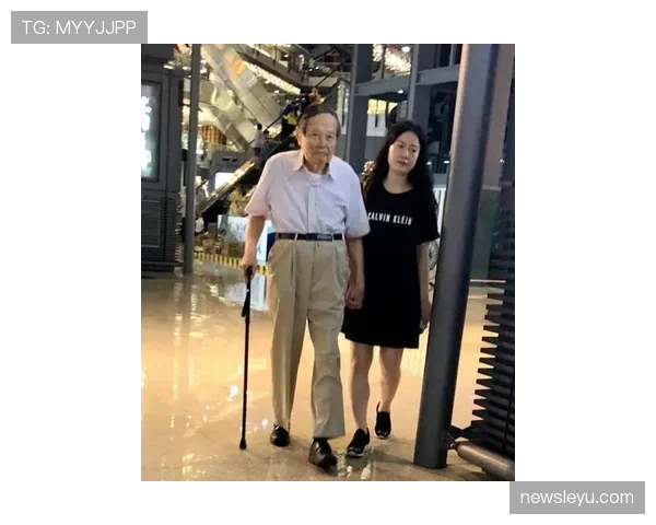 陈艺文比赛头顶一丝不苟,私下却爱穿拖鞋逛街,这反差能顶几个女明星? 陈艺文比赛头顶一丝不苟,私下却爱穿拖鞋逛街,这反差能顶几个女明星?